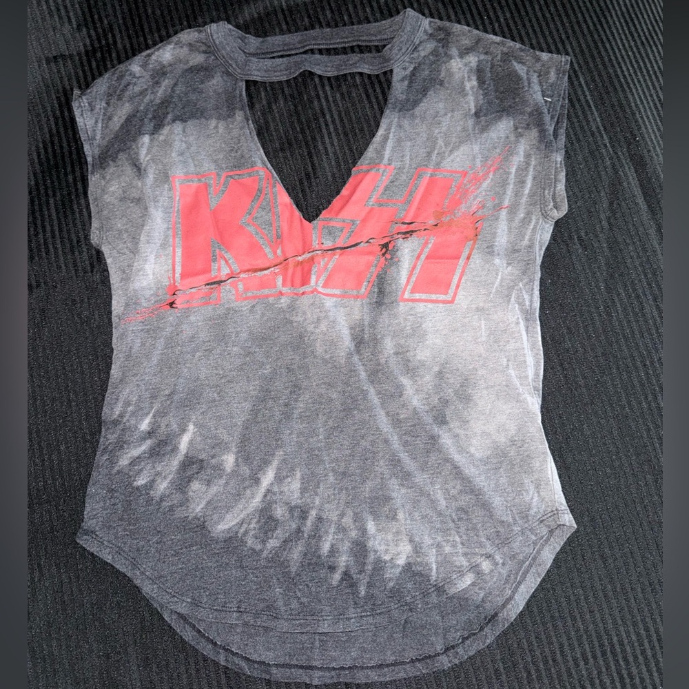 Graphic band t-shirt with cutout “KISS”